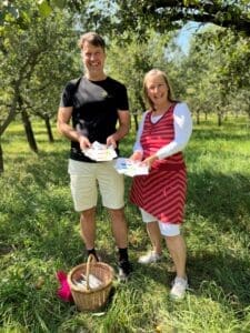 Andreas Baumann und Christiane Herberth zeigen die gezogenen Gewinner-Karten.